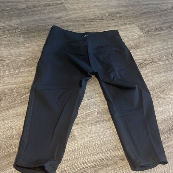 Lululemon size 2 capris - Picture 3 of 4